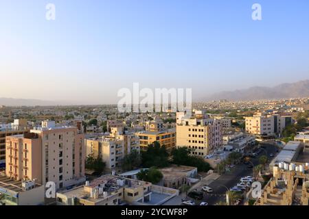 Aqaba in Jordanien - 17. Mai 2024: Stadtbild von Aqaba, Blick von oben Stockfoto