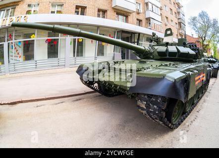 Neuer militärisch modifizierter Hauptkampfpanzer der russischen Armee T-72B3M in grüner Tarnung auf der Stadtstraße in Samara, Russland Stockfoto