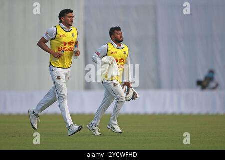 Taskin Ahmed und Zakir Hasan während des zweiten Testtages in Bangladesch und Südafrika im Sher-e-Bangla National Cricket Stadium in Mirpur, Dhaka, Bangl Stockfoto