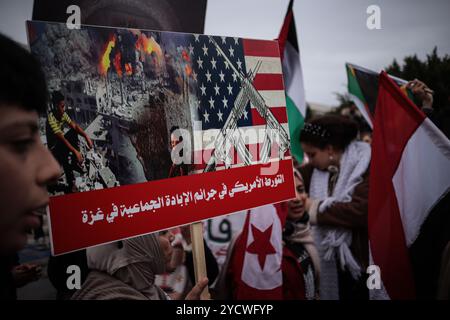 Tunis, Tunesien. 17. Februar 2024. Demonstranten nehmen an einer großen Demonstration entlang der Habib Bourguiba Avenue in Tunis Teil, um gegen den andauernden israelischen Krieg gegen Gaza zu protestieren. Die Teilnehmer schwenkten die palästinensische Flagge und verlangten einen sofortigen Waffenstillstand im verwüsteten Gazastreifen. Während des marsches verbrannten einige Demonstranten die israelische Flagge Stockfoto