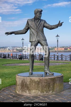 England, Lancashire, Liverpool, Royal Albert Dock, Statue des Rock-and-Roll-Künstlers Billy Fury aus den 1960er Jahren, Auftragswerk des Sound of Fury Fan Clubs nach sechs Jahren Spendensammlung und Spenden von Fans und Werk des Liverpool Bildhauers Tom Murphy im Jahr 2003. Stockfoto