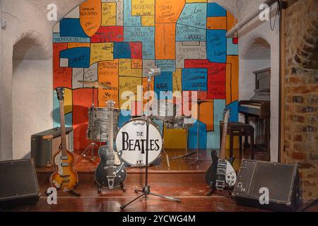 England, Lancashire, Liverpool, Royal Albert Dock, das Beatles Story Museum, Nachbildung des Cavern Club, der in den 1960er Jahren eng mit dem Merseybeat verbunden wurde und in ihren frühen Jahren regelmäßig Gastgeber der Beatles war. Stockfoto