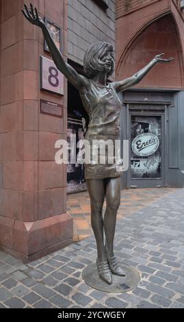 England, Lancashire, Liverpool, Statue der Sängerin Cilla Black außerhalb des Cavern Club, der in den 1960er Jahren eng mit den Merseybeat verbunden wurde und in ihren frühen Jahren regelmäßig Gastgeber der Beatles war. Stockfoto