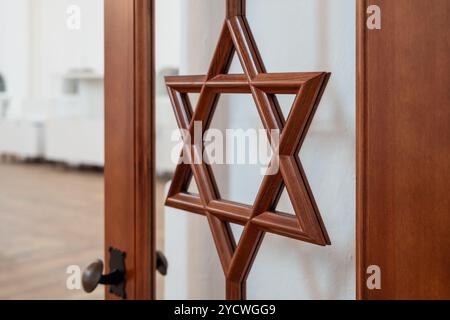 Jüdisches Davidstern-Symbol an der Tür, die zu einer Synagoge in Wlodawa, Polen führt Stockfoto