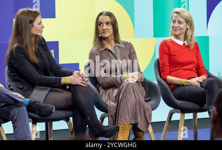 Lisa Jaeger Jäger, li., Simon-Kucher Nicole Agudo Berbel M., Geschaeftsfuehrerin Joyn GmbH und Evelyn Rothblum Re., Sky Deutschland, waehrend der Medientage am Mittwoch 23.10.2024 in München. Die Medientage München sind ein jaehrlich stattfindender Kongress der Kommunikationsbranche mit angeschlossener Messe. NUR REDAKTIONELLE VERWENDUNG *** Lisa Jaeger Jäger, links , Simon Kucher Nicole Agudo Berbel M , Geschäftsführer Joyn GmbH und Evelyn Rothblum Re, Sky Deutschland, während der Medientage am Mittwoch, 23 10 2024 in München sind die Medientage München ein jährlicher Kongress der Kommunikationsbranche Stockfoto