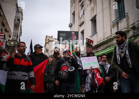 Tunis, Tunesien. 17. Februar 2024. Demonstranten nehmen an einer großen Demonstration entlang der Habib Bourguiba Avenue in Tunis Teil, um gegen den andauernden israelischen Krieg gegen Gaza zu protestieren. Die Teilnehmer schwenkten die palästinensische Flagge und verlangten einen sofortigen Waffenstillstand im verwüsteten Gazastreifen. Während des marsches verbrannten einige Demonstranten die israelische Flagge Stockfoto