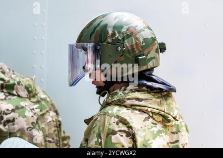 Spezialeinsatzsoldat im Schutzhelm mit Brille und Tarnuniform Stockfoto