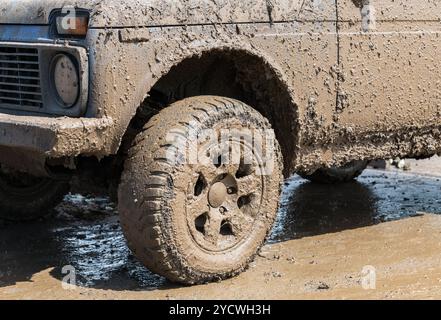 Schmutzige Rad eines Off-Road-Autos nach einer Fahrt im Regen Stockfoto