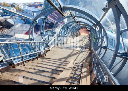 Stahl und Glas Treppe auf die Brücke für Fußgänger überqueren die Bahn verfolgt in Samara, Russland Stockfoto