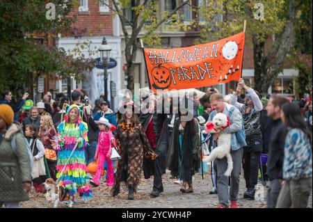 NANTUCKET ISLAND, MASSACHUSETTS - 31/2023 - Menschen in Kostümen bei der Halloween Parade am Abend auf der Main Street auf Nantucket Island. Trick or Treat. Stockfoto