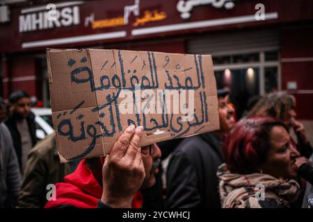 Tunis, Tunesien. 17. Februar 2024. Demonstranten nehmen an einer großen Demonstration entlang der Habib Bourguiba Avenue in Tunis Teil, um gegen den andauernden israelischen Krieg gegen Gaza zu protestieren. Die Teilnehmer schwenkten die palästinensische Flagge und verlangten einen sofortigen Waffenstillstand im verwüsteten Gazastreifen. Während des marsches verbrannten einige Demonstranten die israelische Flagge Stockfoto