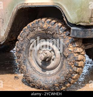 Schmutzige Rad eines Off-Road-Autos nach einer Fahrt im Regen Stockfoto