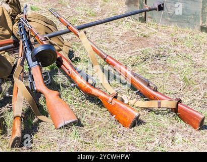 Russische Retro-Waffen. Proben von sowjetischen Vintage Kleinwaffen Stockfoto