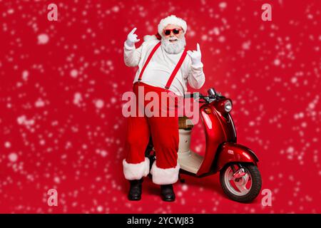 Volle Länge Körper Größe seiner er schön Heiter Heiter cool funky Santa Hipster in der Nähe von Motor Bike zeigt Doppel horn Zeichen bärtigen isoliert Stockfoto
