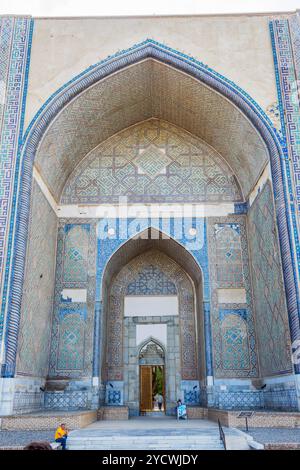 SAMARKAND, Usbekistan - 28 AUGUST: Front-Fassade und Eingang der Bibi Khanum Mausoleum, eines der Wahrzeichen von Samarkand. August 2016 Stockfoto