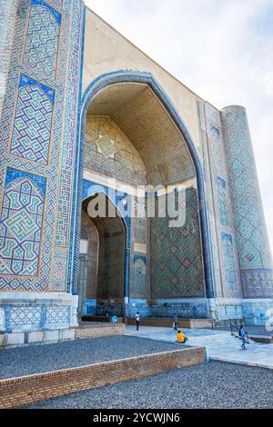 SAMARKAND, Usbekistan - 28 AUGUST: Front-Fassade und Eingang der Bibi Khanum Mausoleum, eines der Wahrzeichen von Samarkand. August 2016 Stockfoto