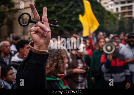 Tunis, Tunesien. 17. Februar 2024. Demonstranten nehmen an einer großen Demonstration entlang der Habib Bourguiba Avenue in Tunis Teil, um gegen den andauernden israelischen Krieg gegen Gaza zu protestieren. Die Teilnehmer schwenkten die palästinensische Flagge und verlangten einen sofortigen Waffenstillstand im verwüsteten Gazastreifen. Während des marsches verbrannten einige Demonstranten die israelische Flagge Stockfoto