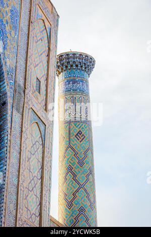 Minarett mit blauen Fliesen, Registan, Samarkand Stockfoto