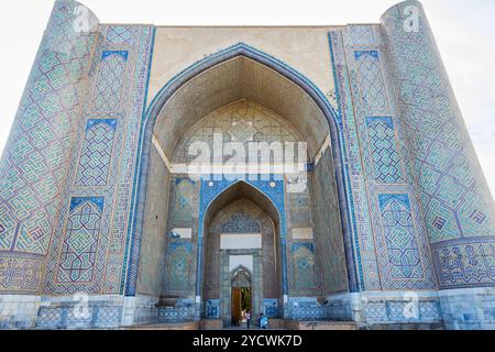 SAMARKAND, Usbekistan - 28 AUGUST: Front-Fassade und Eingang der Bibi Khanum Mausoleum, eines der Wahrzeichen von Samarkand. August 2016 Stockfoto