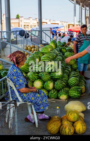 Frau, die Wassermelonen auf dem Markt verkauft, Samarkand Stockfoto