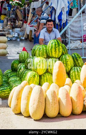 SAMARKAND, Usbekistan - 28 AUGUST: Mann verkaufen beste usbekische, Wassermelonen und Honigmelonen auf Siab Basar Markt in Samarkand. August 2016 Stockfoto