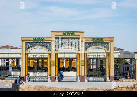 SAMARKAND, Usbekistan - 28 AUGUST: Eingang der Siab-Basar, lokalen Gemüse und allerlei Sachen Markt, Samarkand. August 2016 Stockfoto