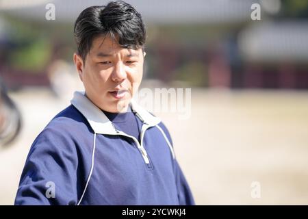 Ein sportliches koreanisches Paar, ein Mann im Alter von 30 Jahren und eine Frau im Alter von 20 Jahren, die Trainingsanzüge tragen, verbringt ihre Zeit glücklich in einem historischen Gebäude in SE Stockfoto