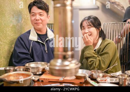 Ein koreanisches Paar, ein Mann in den 30ern und eine Frau in den 20ern, essen in einem Samgyeopsal-Restaurant in Seoul, Südkorea. Stockfoto