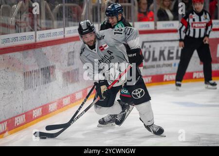 18.10.2024, Eishockey: Penny DEL, Saison 2024/2025, 10. Spieltag, Düsseldorfer EG - Kölner Haie im PSD Bank Dome in Düsseldorf. ZWEIKAMPF zwischen Josh Currie (Koelner Haie, #18) und Kyle Cumiskey (Duesseldorfer EG, #16) an der Bande. Foto: Kirchner-Media/TH Stockfoto