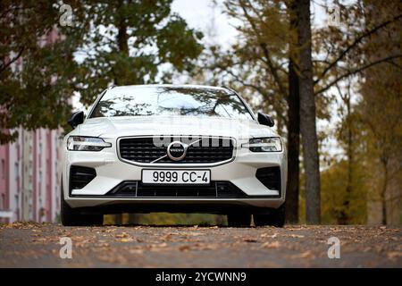 Minsk, Weißrussland - 22. Oktober 2024: Volvo v60 Cross Country d3 R-Design awd Außenwagen im städtischen Außenbereich ohne Sichtkontakt. Zweite Generation Stockfoto