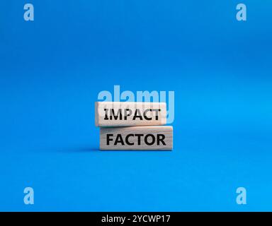 Symbol für Aufprallfaktor. Holzblöcke mit den Worten Impact Factor. Wunderschöner blauer Hintergrund. Business and Impact Factor Konzept. Kopierbereich. Stockfoto