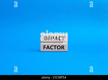 Symbol für Aufprallfaktor. Holzblöcke mit den Worten Impact Factor. Wunderschöner blauer Hintergrund. Business and Impact Factor Konzept. Kopierbereich. Stockfoto