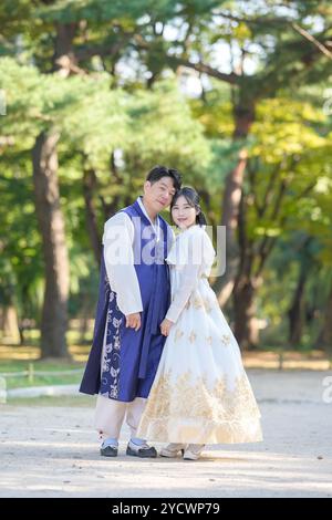 Ein koreanisches Paar, ein Mann im Alter von 30 und eine Frau im Alter von 20, verbringt Zeit zusammen in einem historischen Park in Seoul, Südkorea. Stockfoto