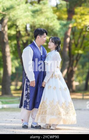 Ein koreanisches Paar, ein Mann im Alter von 30 und eine Frau im Alter von 20, verbringt Zeit zusammen in einem historischen Park in Seoul, Südkorea. Stockfoto