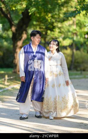 Ein koreanisches Paar, ein Mann im Alter von 30 und eine Frau im Alter von 20, verbringt Zeit zusammen in einem historischen Park in Seoul, Südkorea. Stockfoto