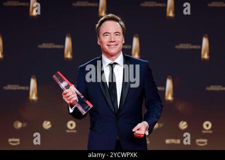 Schauspieler Michael Â Bully Herbig bei der Gala des Deutschen Fernsehpreises 2023 im Coloneum. Herbig ist Träger des Ehrenpreises der Stifter 2023. Wie im Oktober 2024 bekannt war, wird Michael Bully Herbig am 21. Dezember 2024 gemeinsam mit Stefan Raab auf dem Sender RTL zur besten Sendezeit die Live-Show Stefan und Bully gegen irgendson Schnulli moderieren. Köln, 28.09.2023 NRW Deutschland *** Schauspieler Michael Â Bully Herbig bei der Gala des Deutschen Fernsehpreises 2023 im Koloneum Herbig ist, wie im Oktober 2024 bekannt gegeben, Träger des Gründerhonorarpreises 2023, Michael Bully Herbig W Stockfoto