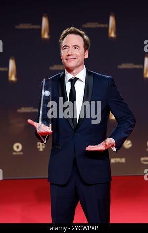 Schauspieler Michael Â Bully Herbig bei der Gala des Deutschen Fernsehpreises 2023 im Coloneum. Herbig ist Träger des Ehrenpreises der Stifter 2023. Wie im Oktober 2024 bekannt war, wird Michael Bully Herbig am 21. Dezember 2024 gemeinsam mit Stefan Raab auf dem Sender RTL zur besten Sendezeit die Live-Show Stefan und Bully gegen irgendson Schnulli moderieren. Köln, 28.09.2023 NRW Deutschland *** Schauspieler Michael Â Bully Herbig bei der Gala des Deutschen Fernsehpreises 2023 im Koloneum Herbig ist, wie im Oktober 2024 bekannt gegeben, Träger des Gründerhonorarpreises 2023, Michael Bully Herbig W Stockfoto