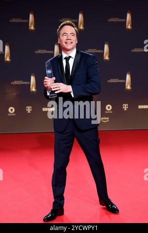 Schauspieler Michael Â Bully Herbig bei der Gala des Deutschen Fernsehpreises 2023 im Coloneum. Herbig ist Träger des Ehrenpreises der Stifter 2023. Wie im Oktober 2024 bekannt war, wird Michael Bully Herbig am 21. Dezember 2024 gemeinsam mit Stefan Raab auf dem Sender RTL zur besten Sendezeit die Live-Show Stefan und Bully gegen irgendson Schnulli moderieren. Köln, 28.09.2023 NRW Deutschland *** Schauspieler Michael Â Bully Herbig bei der Gala des Deutschen Fernsehpreises 2023 im Koloneum Herbig ist, wie im Oktober 2024 bekannt gegeben, Träger des Gründerhonorarpreises 2023, Michael Bully Herbig W Stockfoto