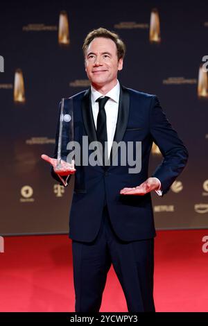 Schauspieler Michael Â Bully Herbig bei der Gala des Deutschen Fernsehpreises 2023 im Coloneum. Herbig ist Träger des Ehrenpreises der Stifter 2023. Wie im Oktober 2024 bekannt war, wird Michael Bully Herbig am 21. Dezember 2024 gemeinsam mit Stefan Raab auf dem Sender RTL zur besten Sendezeit die Live-Show Stefan und Bully gegen irgendson Schnulli moderieren. Köln, 28.09.2023 NRW Deutschland *** Schauspieler Michael Â Bully Herbig bei der Gala des Deutschen Fernsehpreises 2023 im Koloneum Herbig ist, wie im Oktober 2024 bekannt gegeben, Träger des Gründerhonorarpreises 2023, Michael Bully Herbig W Stockfoto