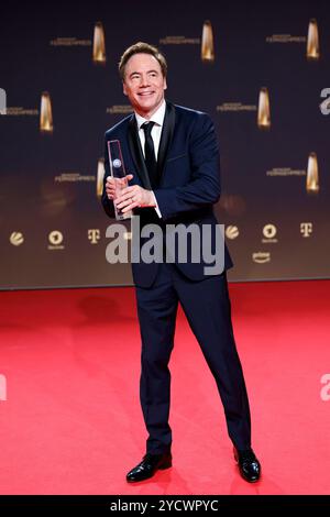 Schauspieler Michael Â Bully Herbig bei der Gala des Deutschen Fernsehpreises 2023 im Coloneum. Herbig ist Träger des Ehrenpreises der Stifter 2023. Wie im Oktober 2024 bekannt war, wird Michael Bully Herbig am 21. Dezember 2024 gemeinsam mit Stefan Raab auf dem Sender RTL zur besten Sendezeit die Live-Show Stefan und Bully gegen irgendson Schnulli moderieren. Köln, 28.09.2023 NRW Deutschland *** Schauspieler Michael Â Bully Herbig bei der Gala des Deutschen Fernsehpreises 2023 im Koloneum Herbig ist, wie im Oktober 2024 bekannt gegeben, Träger des Gründerhonorarpreises 2023, Michael Bully Herbig W Stockfoto
