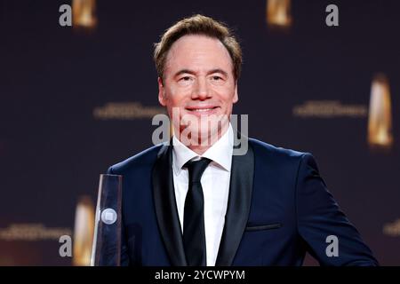 Schauspieler Michael Â Bully Herbig bei der Gala des Deutschen Fernsehpreises 2023 im Coloneum. Herbig ist Träger des Ehrenpreises der Stifter 2023. Wie im Oktober 2024 bekannt war, wird Michael Bully Herbig am 21. Dezember 2024 gemeinsam mit Stefan Raab auf dem Sender RTL zur besten Sendezeit die Live-Show Stefan und Bully gegen irgendson Schnulli moderieren. Köln, 28.09.2023 NRW Deutschland *** Schauspieler Michael Â Bully Herbig bei der Gala des Deutschen Fernsehpreises 2023 im Koloneum Herbig ist, wie im Oktober 2024 bekannt gegeben, Träger des Gründerhonorarpreises 2023, Michael Bully Herbig W Stockfoto