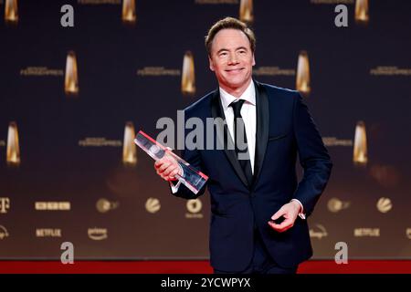 Schauspieler Michael Â Bully Herbig bei der Gala des Deutschen Fernsehpreises 2023 im Coloneum. Herbig ist Träger des Ehrenpreises der Stifter 2023. Wie im Oktober 2024 bekannt war, wird Michael Bully Herbig am 21. Dezember 2024 gemeinsam mit Stefan Raab auf dem Sender RTL zur besten Sendezeit die Live-Show Stefan und Bully gegen irgendson Schnulli moderieren. Köln, 28.09.2023 NRW Deutschland *** Schauspieler Michael Â Bully Herbig bei der Gala des Deutschen Fernsehpreises 2023 im Koloneum Herbig ist, wie im Oktober 2024 bekannt gegeben, Träger des Gründerhonorarpreises 2023, Michael Bully Herbig W Stockfoto