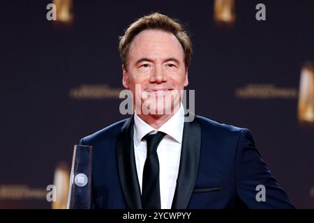 Schauspieler Michael Â Bully Herbig bei der Gala des Deutschen Fernsehpreises 2023 im Coloneum. Herbig ist Träger des Ehrenpreises der Stifter 2023. Wie im Oktober 2024 bekannt war, wird Michael Bully Herbig am 21. Dezember 2024 gemeinsam mit Stefan Raab auf dem Sender RTL zur besten Sendezeit die Live-Show Stefan und Bully gegen irgendson Schnulli moderieren. Köln, 28.09.2023 NRW Deutschland *** Schauspieler Michael Â Bully Herbig bei der Gala des Deutschen Fernsehpreises 2023 im Koloneum Herbig ist, wie im Oktober 2024 bekannt gegeben, Träger des Gründerhonorarpreises 2023, Michael Bully Herbig W Stockfoto
