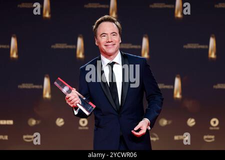 Schauspieler Michael Â Bully Herbig bei der Gala des Deutschen Fernsehpreises 2023 im Coloneum. Herbig ist Träger des Ehrenpreises der Stifter 2023. Wie im Oktober 2024 bekannt war, wird Michael Bully Herbig am 21. Dezember 2024 gemeinsam mit Stefan Raab auf dem Sender RTL zur besten Sendezeit die Live-Show Stefan und Bully gegen irgendson Schnulli moderieren. Köln, 28.09.2023 NRW Deutschland *** Schauspieler Michael Â Bully Herbig bei der Gala des Deutschen Fernsehpreises 2023 im Koloneum Herbig ist, wie im Oktober 2024 bekannt gegeben, Träger des Gründerhonorarpreises 2023, Michael Bully Herbig W Stockfoto