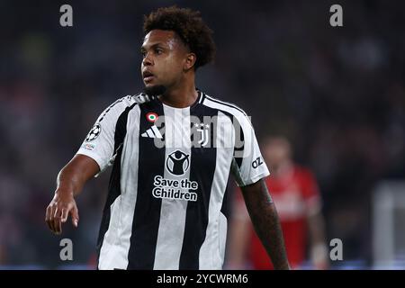 Weston McKennie von Juventus FC sieht beim Fußballspiel der UEFA Champions League zwischen Juventus FC und VfB Stuttgart am 22. Oktober 2024 im Allianz Stadium in Turin, Italien, zu. Stockfoto