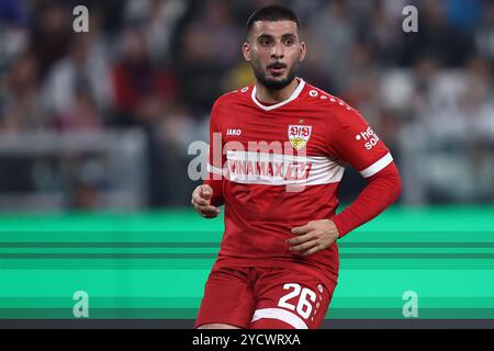 Deniz Undav vom VfB Stuttgart blickt am 22. Oktober 2024 im Allianz-Stadion in Turin, Italien beim UEFA Champions League-Spiel zwischen Juventus FC und VfB Stuttgart zu. Stockfoto