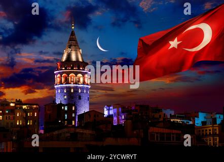 Türkische Flagge Nachtbeleuchtung Galata-Turm in Istanbul, Türkei Stockfoto