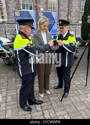 (Von links nach rechts) Garda-Kommissar Drew Harris, Justizministerin Helen McEntee und Assistant Commissioner Roads Police & Community Engagement Paula Hilman am Hauptsitz von Garda in Phoenix Park in Dublin. Bilddatum: Donnerstag, 24. Oktober 2024. Stockfoto