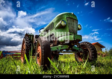 Alten Traktor auf den Bergwiesen Stockfoto