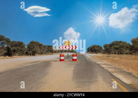 Schilder Straße gesperrt auf einer geteerten Straße, gesperrt für den Verkehr Stockfoto